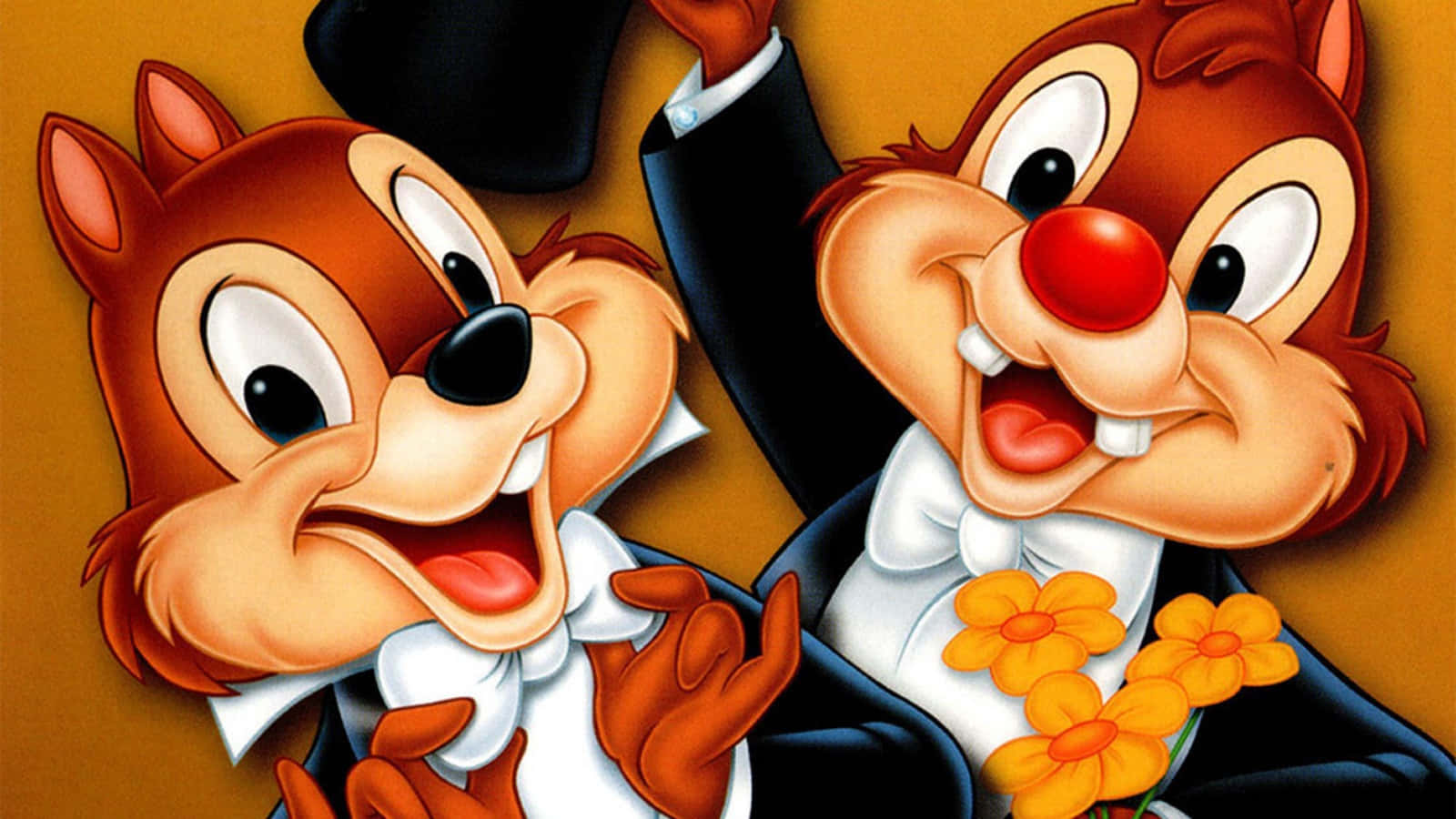 Chip N Dale 桌布 壁紙 — 兩隻穿著燕尾服的開心卡通花栗鼠咧嘴而笑，其中一隻在溫暖金色背景前拿著橙色花。