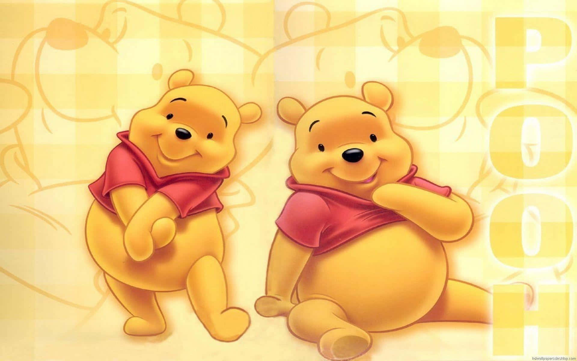 Winnie The Pooh Desktop 桌布 壁紙 — 兩隻穿著紅色襯衫的快樂卡通熊並排坐在溫暖的黃色格紋背景上，帶有模糊的熊輪廓。