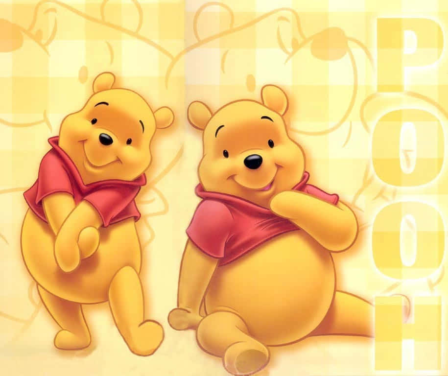 winnie the pooh 桌布 壁紙 — 兩隻穿著紅色襯衫的快樂卡通熊在柔和的黃色格子背景上溫暖地微笑，帶有模糊的熊輪廓。