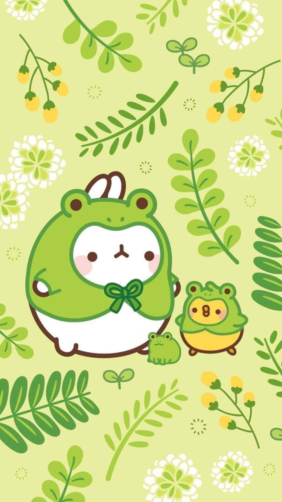 Aesthetic Frog 桌布 壁紙 — 兩隻穿著綠色服裝的可愛卡通青蛙站在柔和的綠色背景中，周圍是茂密的藤蔓和花朵。