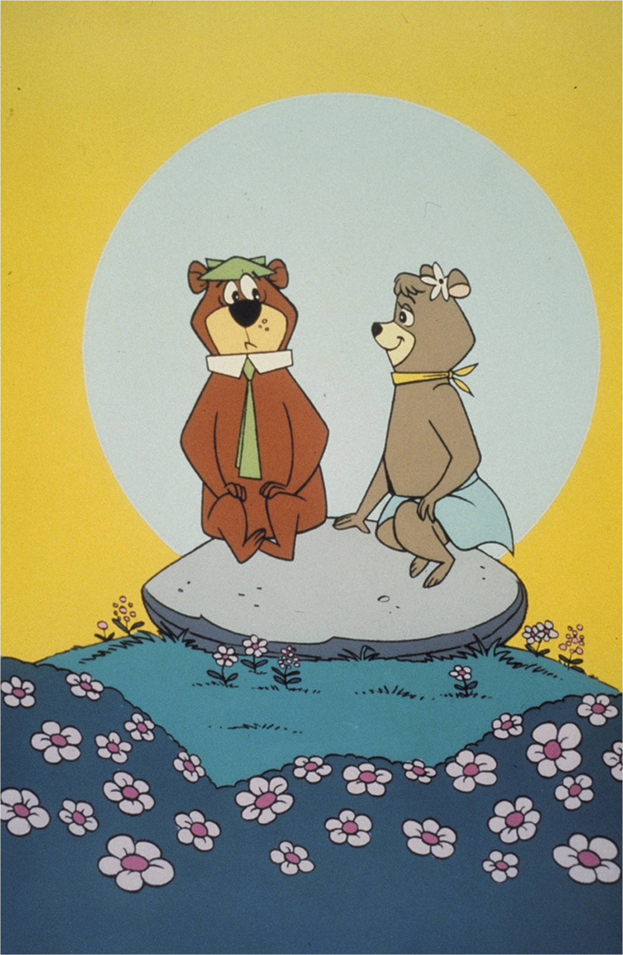 Yogi 桌布 壁紙 — 兩隻穿著衣服的卡通熊坐在一塊被粉紅色花朵包圍的岩石上，天空是黃色的。