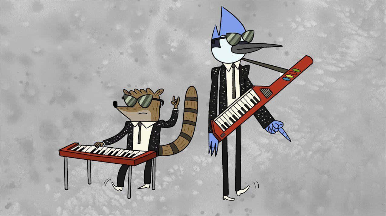 Regular Show 桌布 壁紙 — 兩隻穿著西裝的卡通動物在紋理灰色背景上彈奏紅色鍵盤。