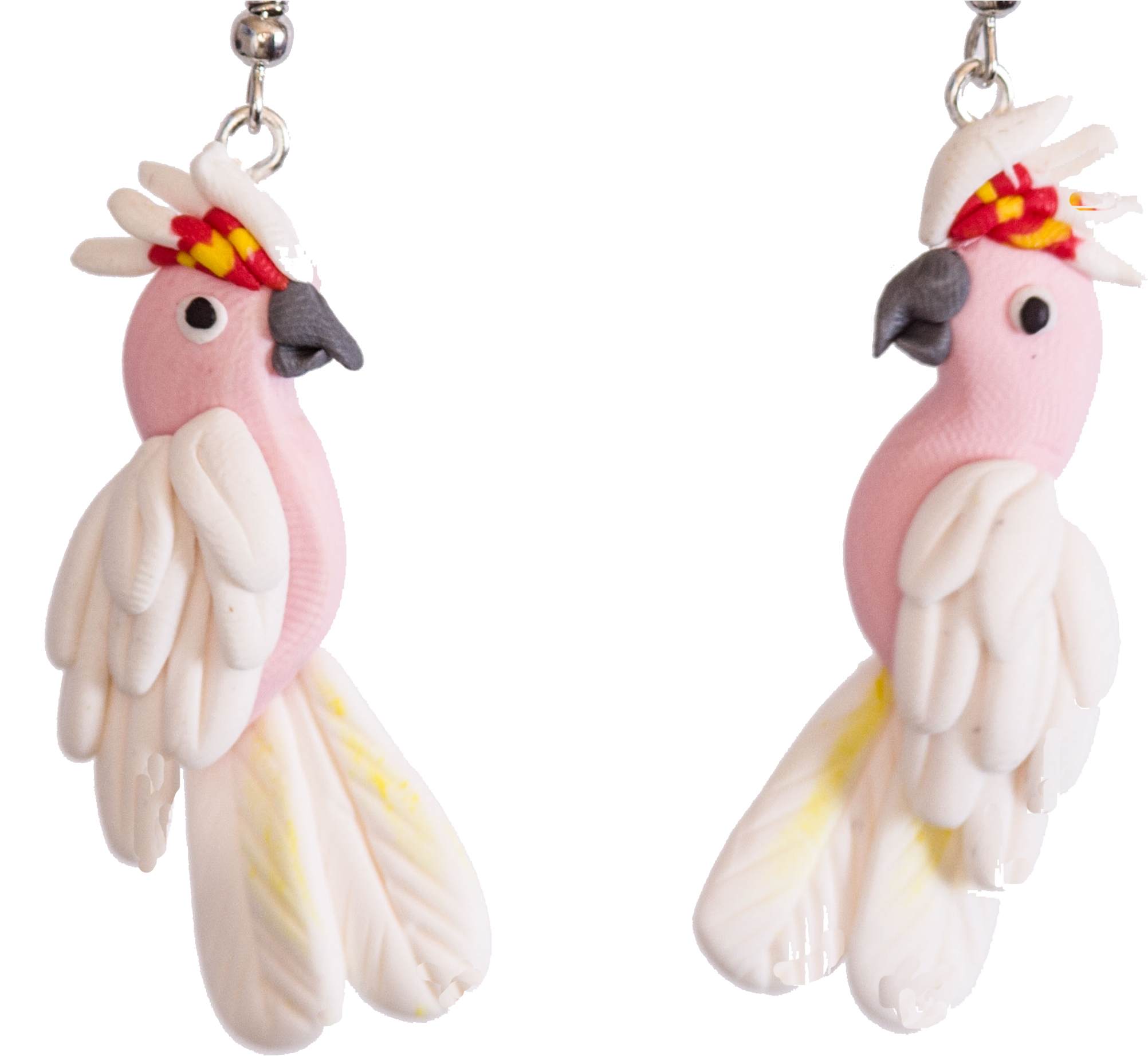 Keychain 桌布 壁紙 — 兩隻粉紅色鳳頭鸚鵡耳環，帶有白色羽毛和紅黃色冠羽，懸掛在黑色背景上。