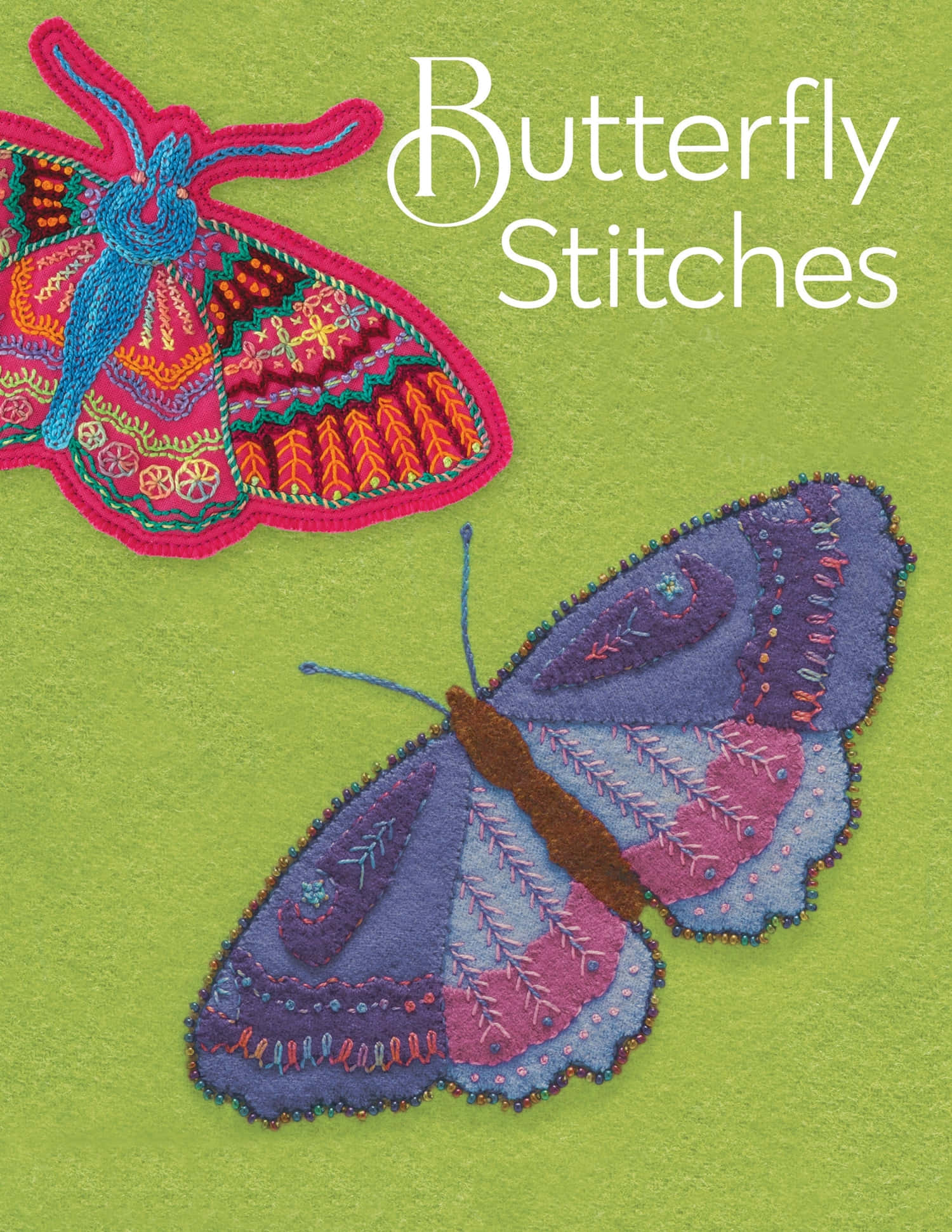 Butterfly Stitch 桌布 壁紙 — 兩隻精緻刺繡的蝴蝶，帶有彩色線條圖案，停留在鮮豔的綠色布料背景上。