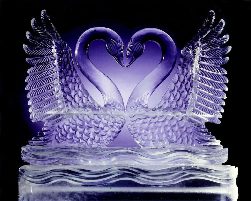 Ice Sculpture 桌布 壁紙 — 兩隻精雕細琢的玻璃天鵝在深色背景下相對形成心形。