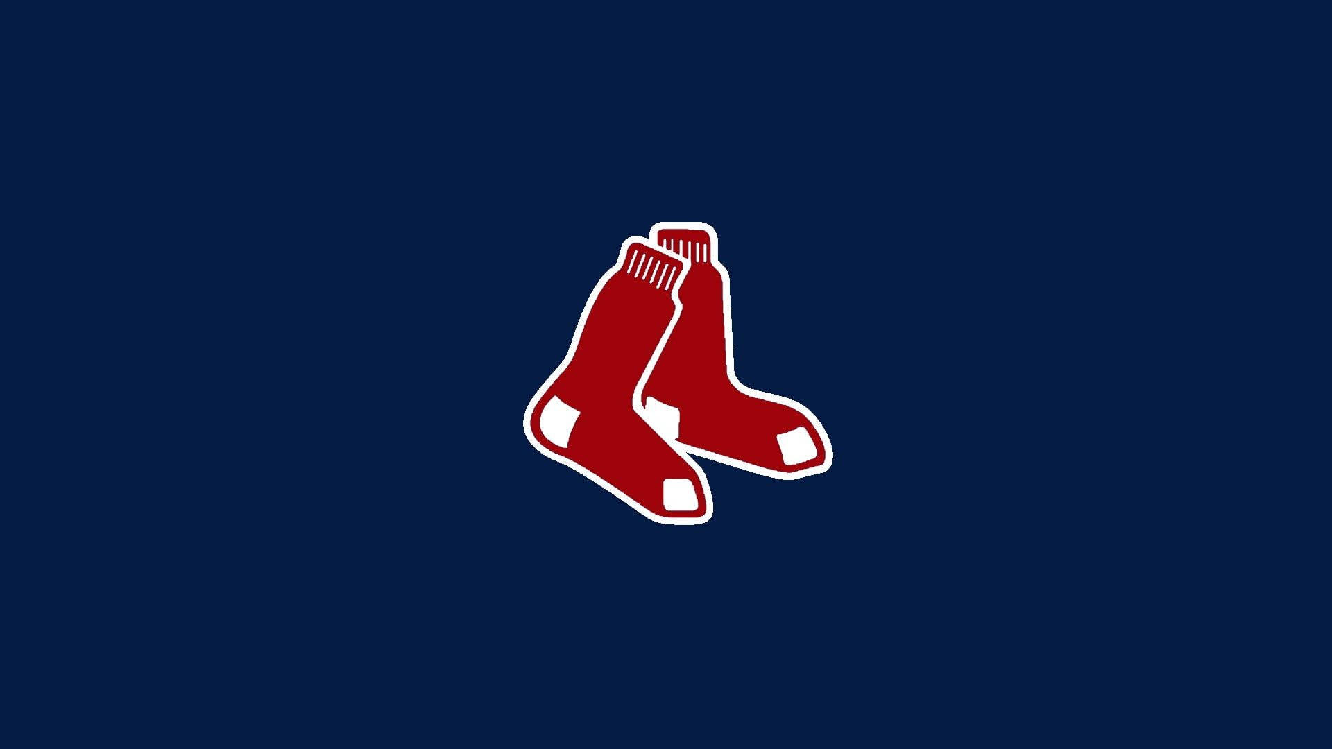 Boston Red Sox 桌布 壁紙 — 兩隻紅色棒球襪，帶有白色飾邊和腳跟腳趾點綴，居中在純海軍藍背景上。