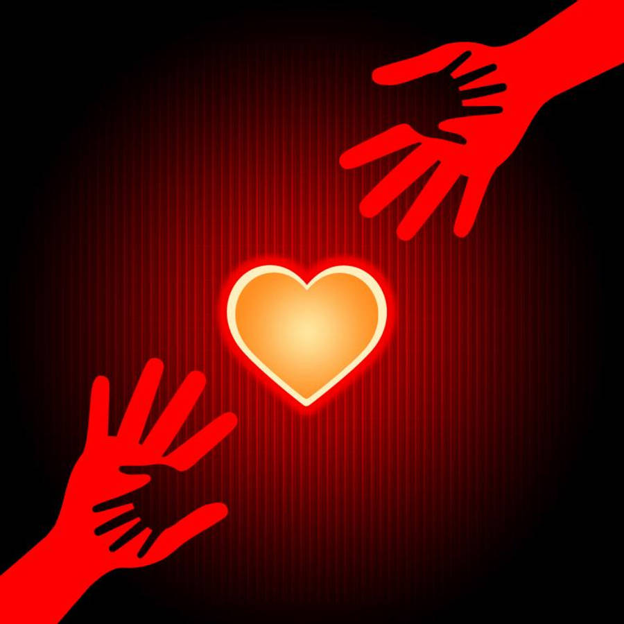 Love And Friendship 桌布 壁紙 — 兩隻紅色的手伸向一個發光的金色心形，背景是深紅色條紋。