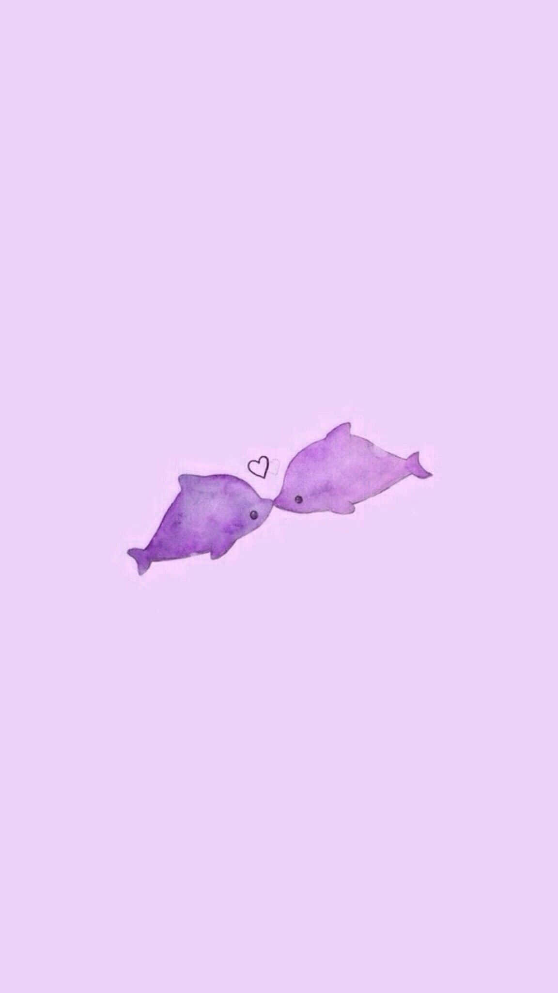 Cute Purple 桌布 壁紙 — 兩隻紫色水彩海豚在柔和的薰衣草背景上依偎，中間有一個小愛心。