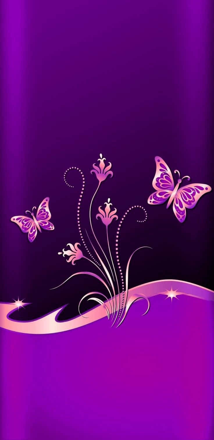 Cute Purple Butterfly 桌布 壁紙 — 兩隻紫色蝴蝶在漸變紫色背景上，靠近帶有發光點綴的風格化花朵飛舞。