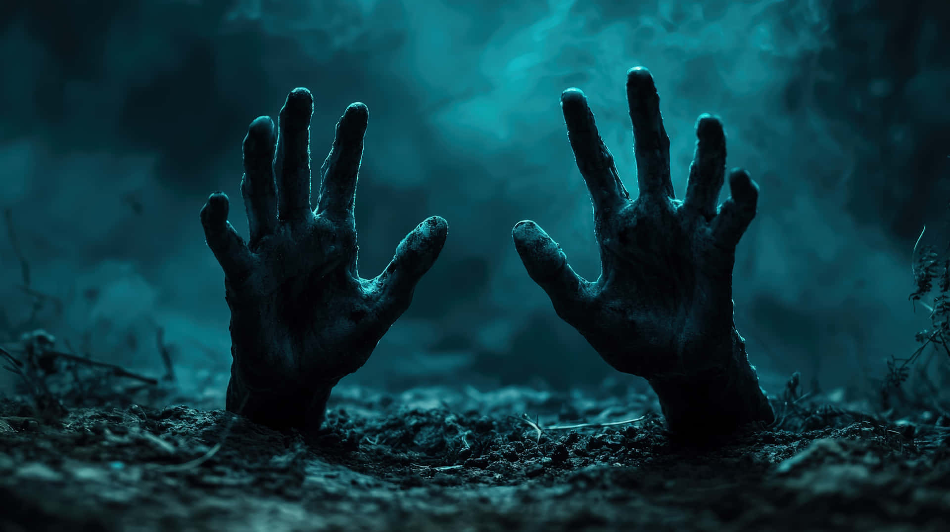 Creepy Hands Rising from the Grave at Night 壁紙 — 兩隻腐爛的殭屍手從黑暗的泥土中抓出，籠罩在詭異的青綠色薄霧下。