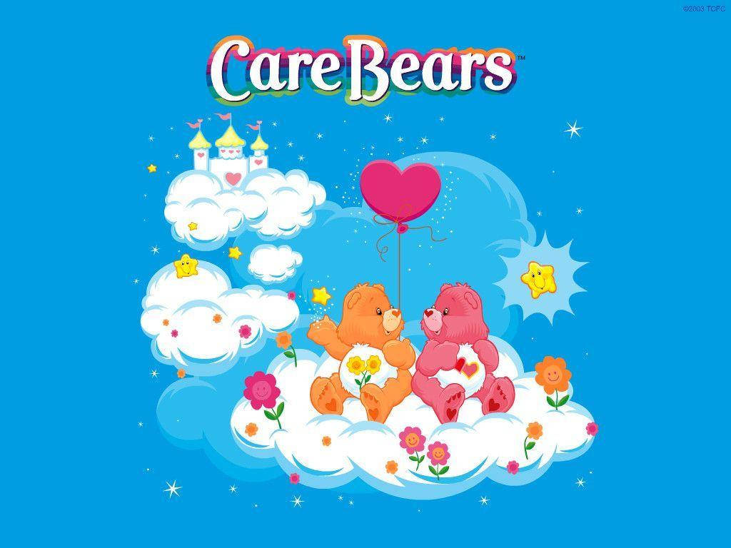 彩虹熊 桌布 壁紙 — 兩隻色彩繽紛的Care Bears坐在 fluffy 雲上，拿著一個心形氣球，天空中有城堡和星星。