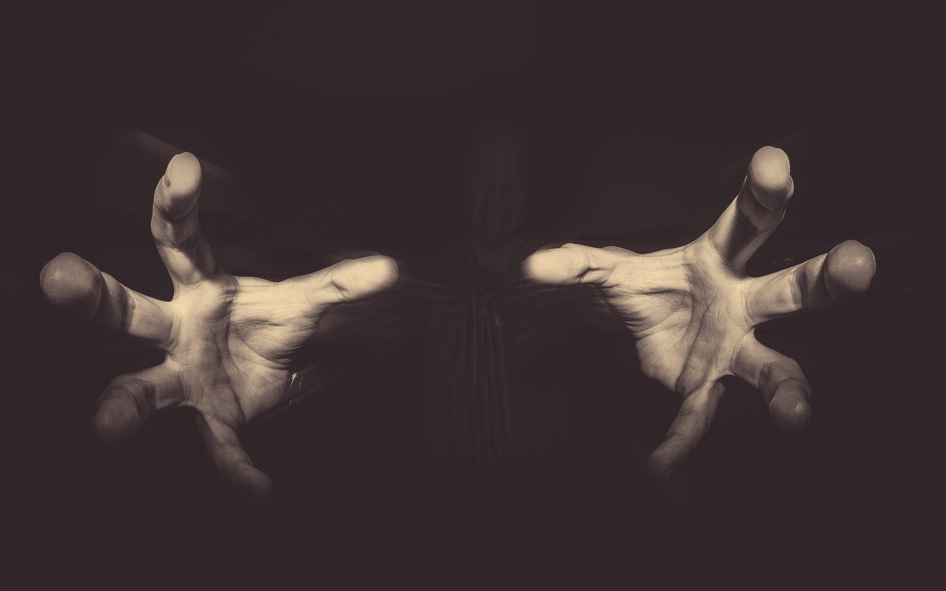 Spooky Aesthetic 桌布 壁紙 — 兩隻蒼白的手張開手指，從黑暗中伸出，呈現戲劇性的對稱姿勢。