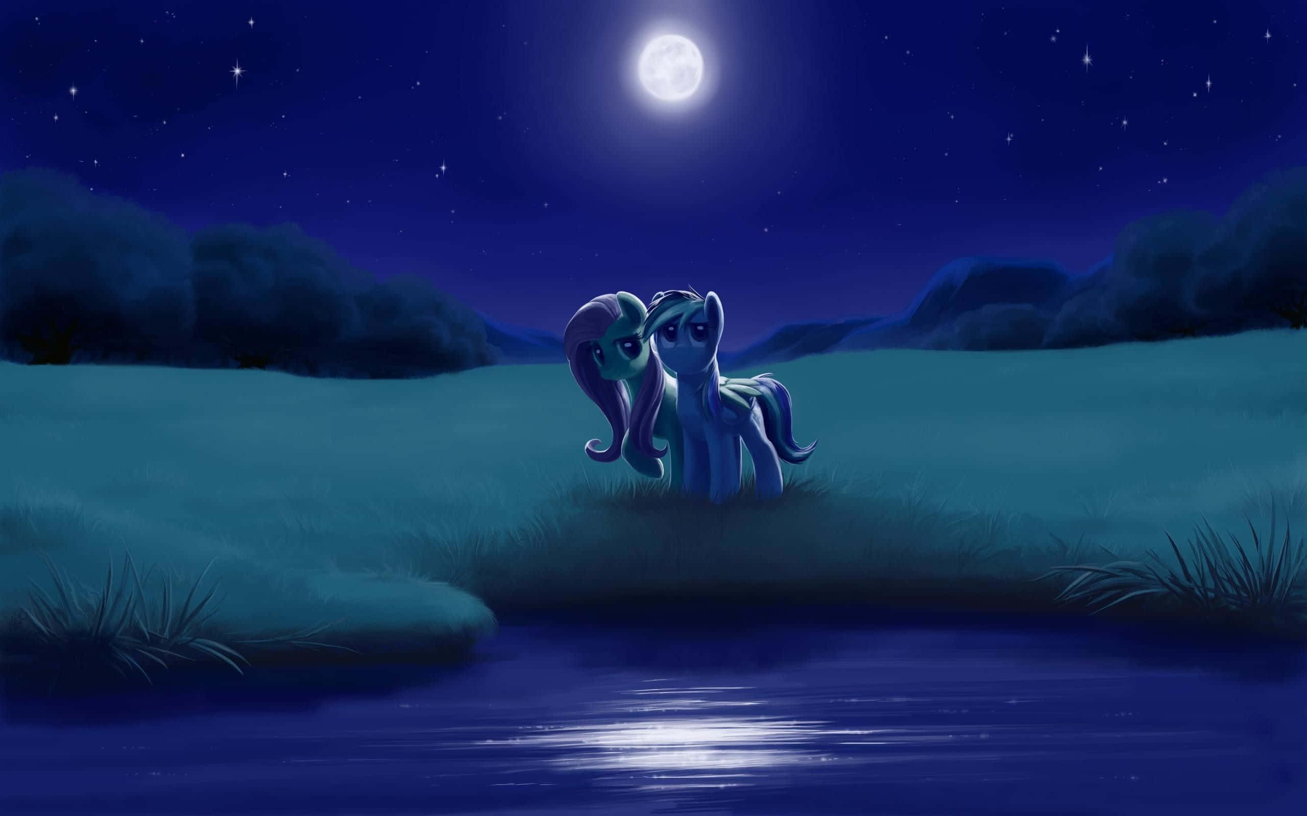 Moonlight 桌布 壁紙 — 兩隻藍色小馬站在月光照耀的河邊，夜空繁星點點，滿月在水面上投下倒影。