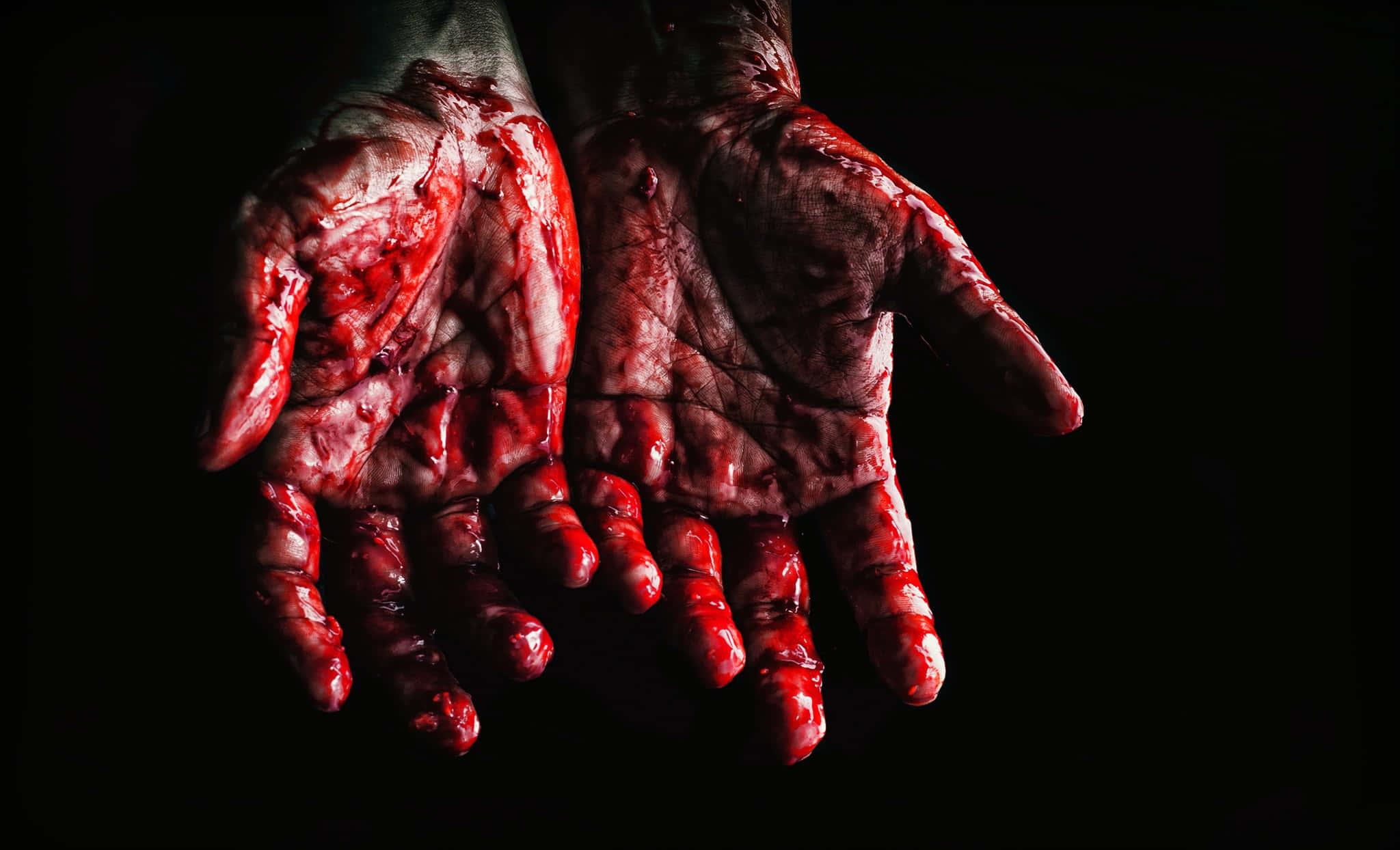 hands 桌布 壁紙 — 兩隻血淋淋的手，帶有傷口和滴落的鮮血，在黑色背景下被照亮。