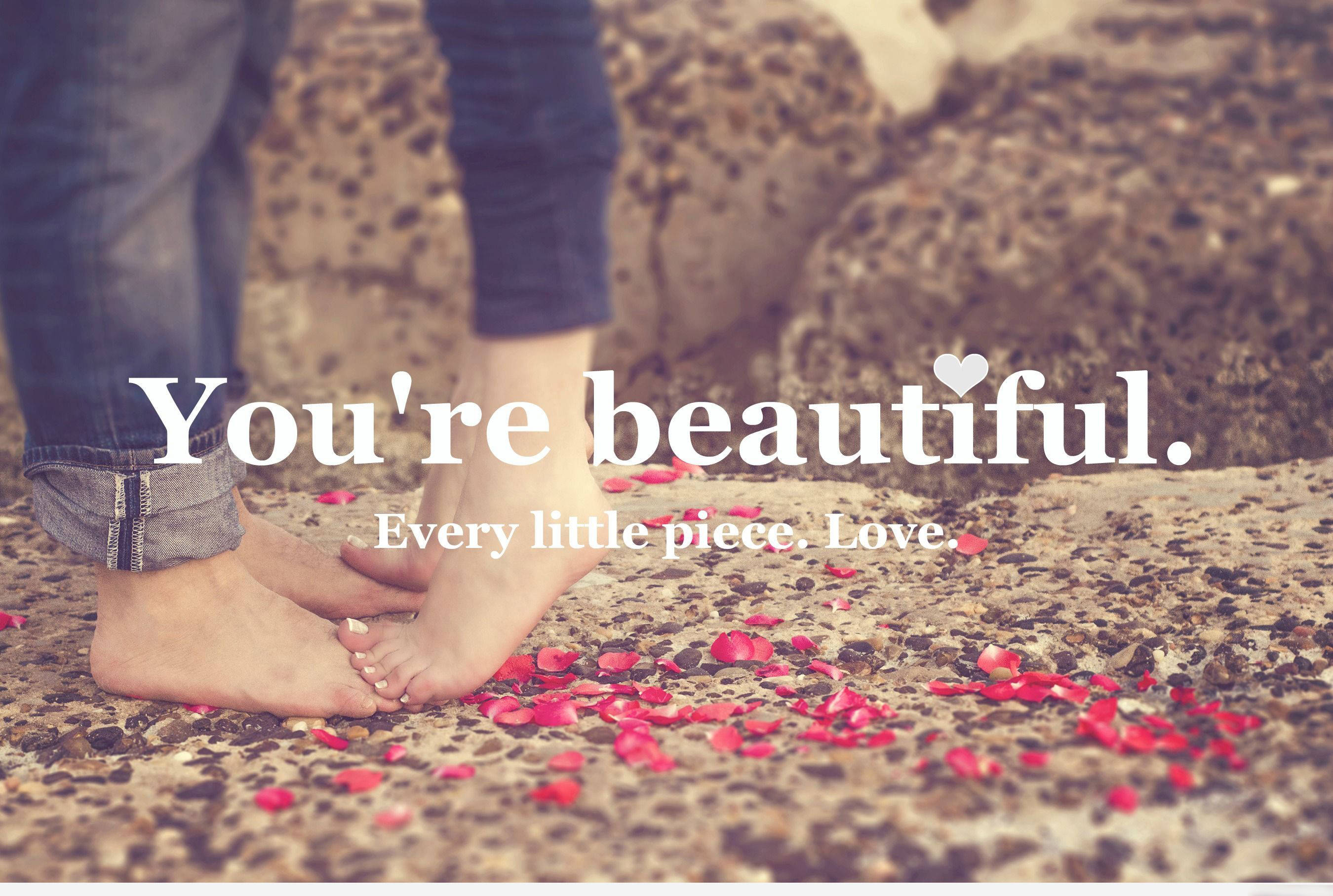 You Are Beautiful 桌布 壁紙 — 兩隻赤腳站在有紋理的石頭上，周圍散落著紅玫瑰花瓣，並帶有浪漫的文字疊加。