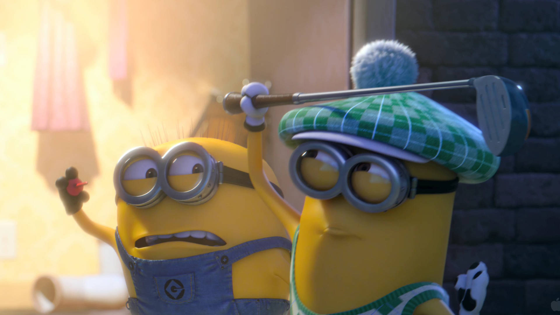 Despicable Me 2 桌布 壁紙 — 兩隻身穿工裝褲和護目鏡的黃色小小兵在室內用球桿和高爾夫球打高爾夫球。