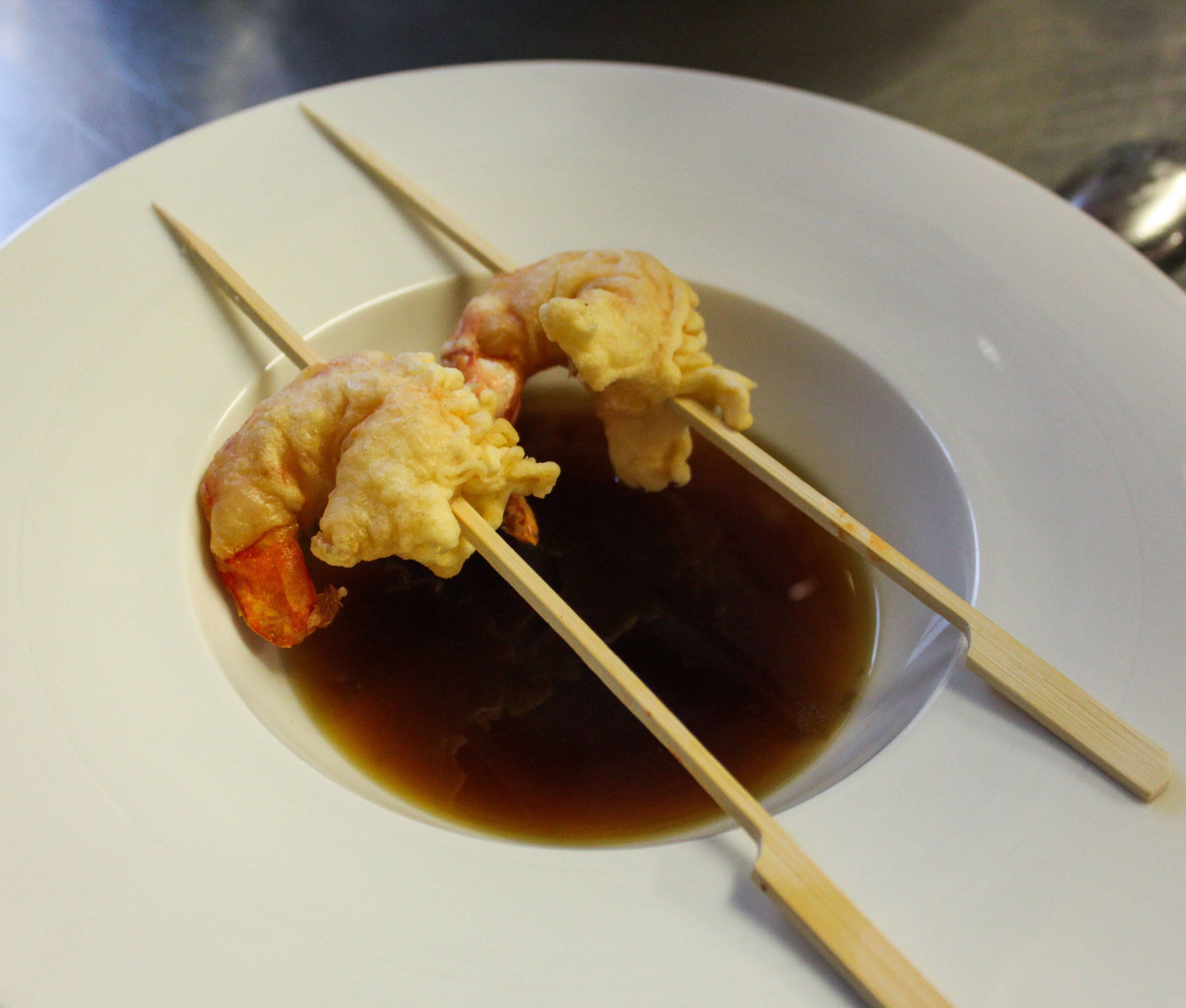 Prawns 桌布 壁紙 — 兩隻金黃天婦羅蝦串蘸入白色碗中的深色醬汁。