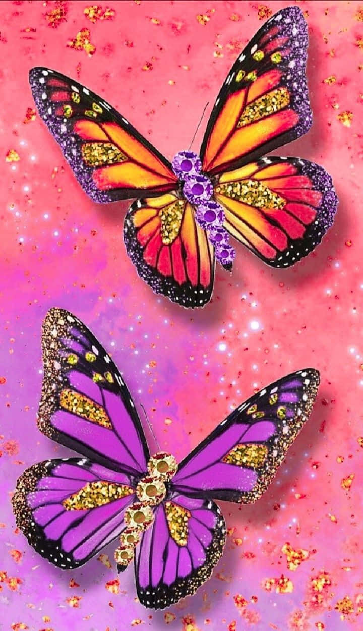 Glitter Butterfly 桌布 壁紙 — 兩隻閃閃發光的蝴蝶，帶有橙色和紫色的翅膀，漂浮在閃爍的粉紅色和紫色背景上。