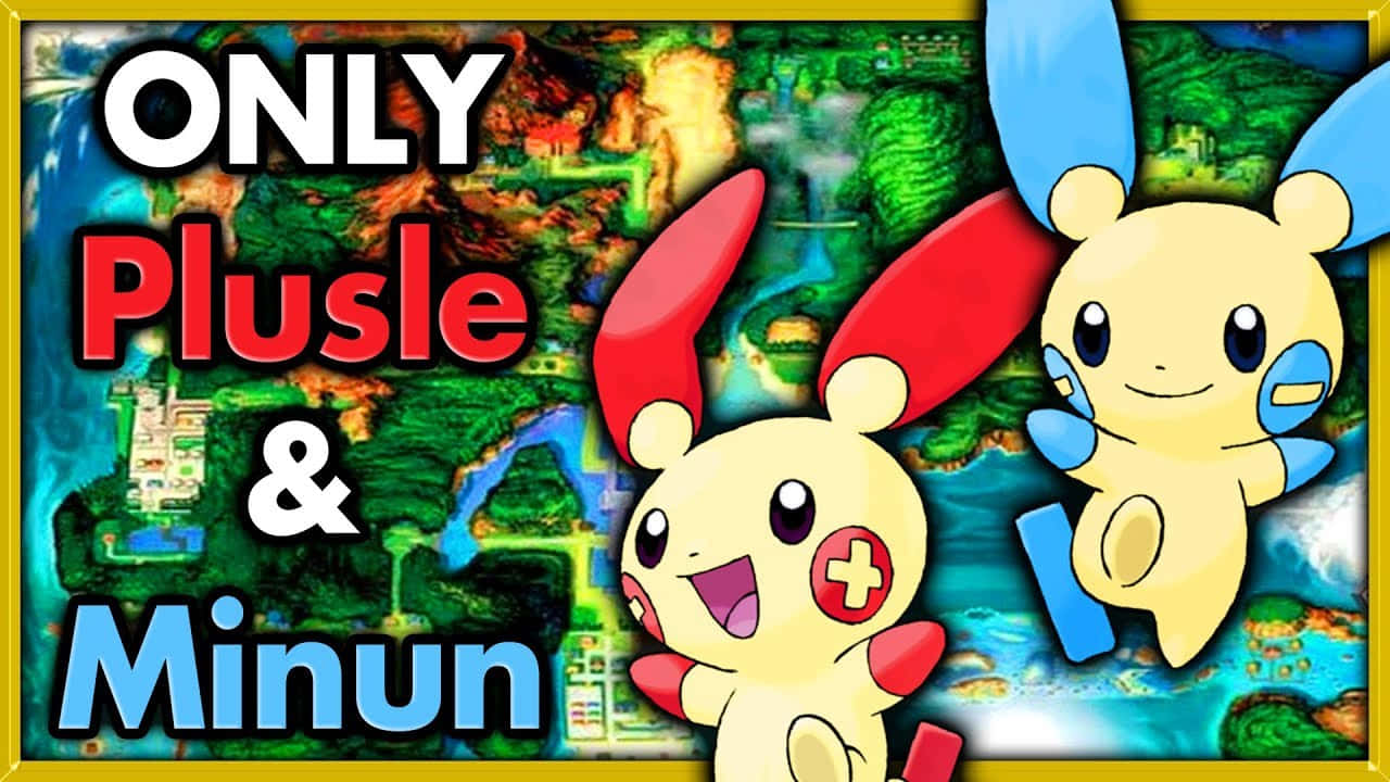Plusle 桌布 壁紙 — 兩隻開心的正電拍拍和負電拍拍寶可夢站在色彩繽紛的遊戲地圖背景前，並有粗體文字。