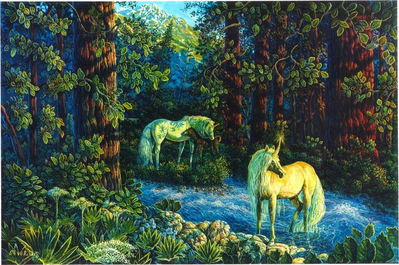 Magical Unicorn 桌布 壁紙 — 兩隻雄偉的獨角獸在茂密的魔法森林中，從發光的小溪中飲水，周圍有高聳的樹木和鮮豔的樹葉。