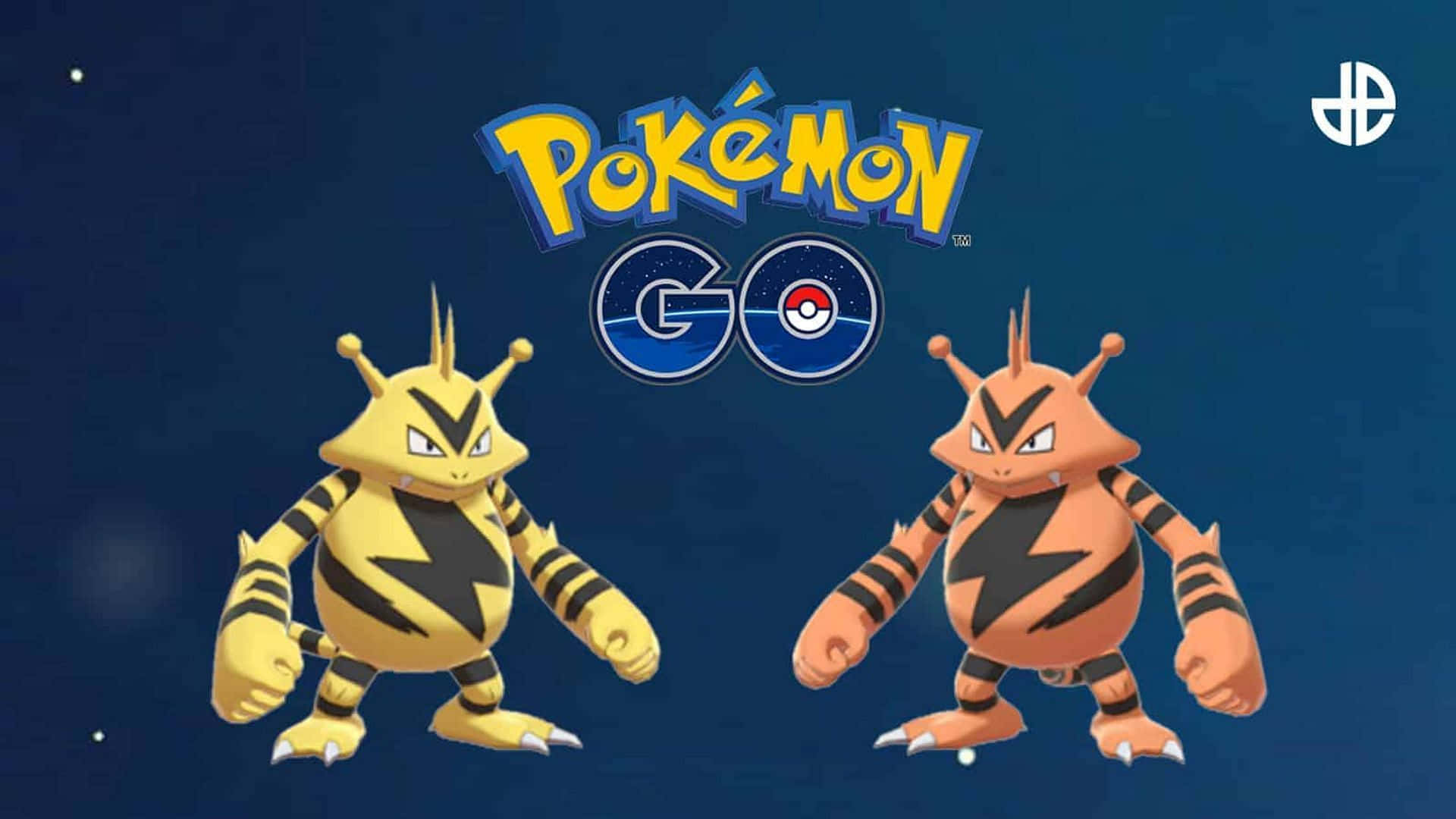 寶可夢 桌布 壁紙 — 兩隻電系寶可夢，黃色和橙色帶黑色條紋，在 Pokémon GO 標誌下勇敢地站在星空夜空前。