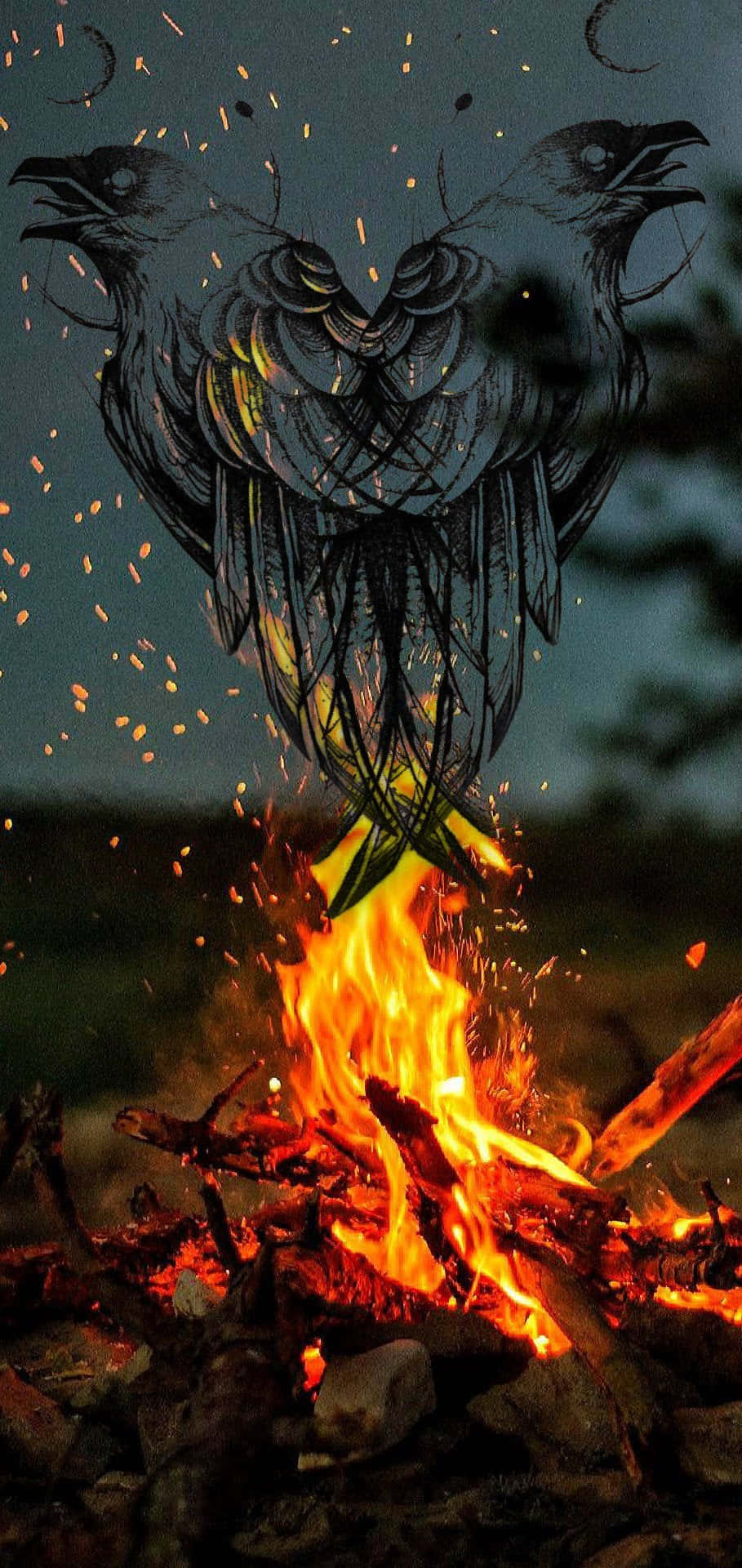 Norse Mythology 桌布 壁紙 — 兩隻風格化的烏鴉帶有複雜的羽毛圖案，在暮色天空中翱翔於熊熊營火之上，營火迸射出火花。