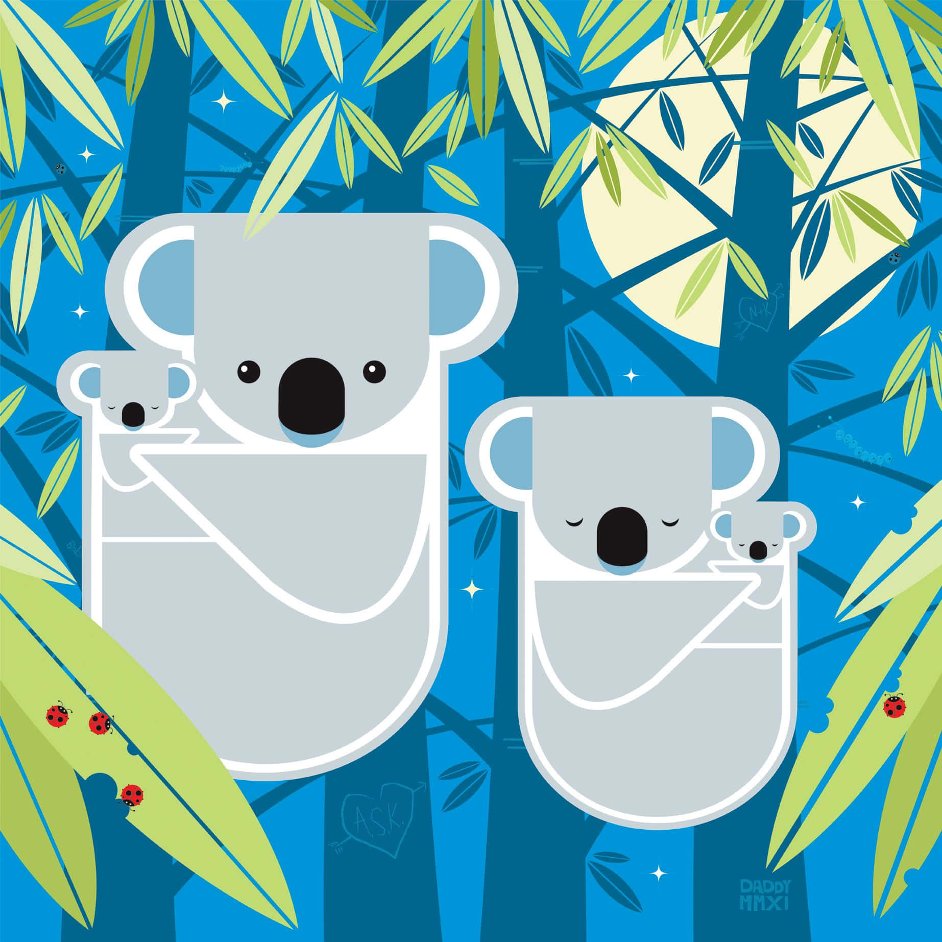 Koala 桌布 壁紙 — 兩隻風格化的無尾熊與寶寶在樹枝上依偎，周圍是發光的月亮、竹葉和瓢蟲。