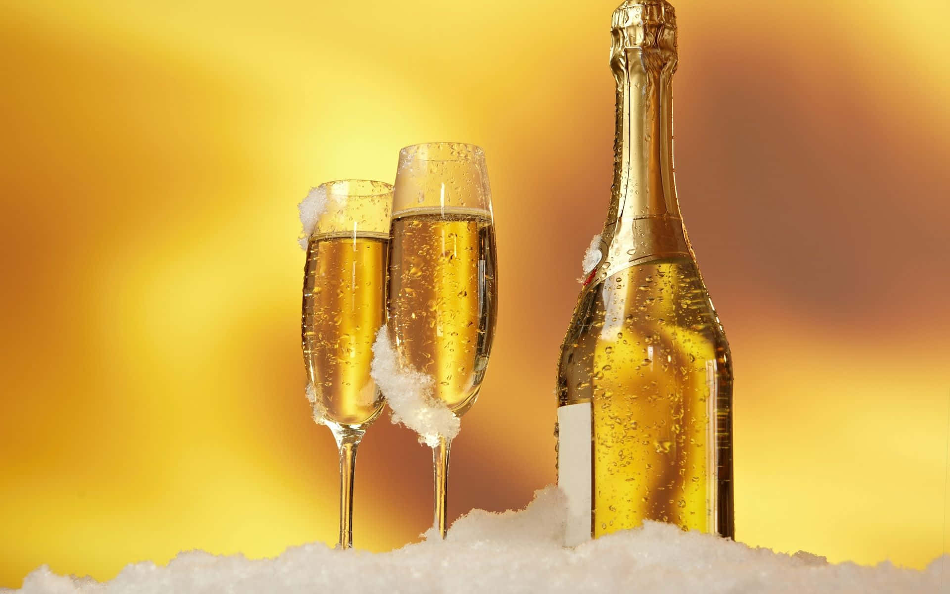 White Wine 桌布 壁紙 — 兩隻香檳杯和一瓶在雪中冷藏的香檳，背景為溫暖的金色漸變。