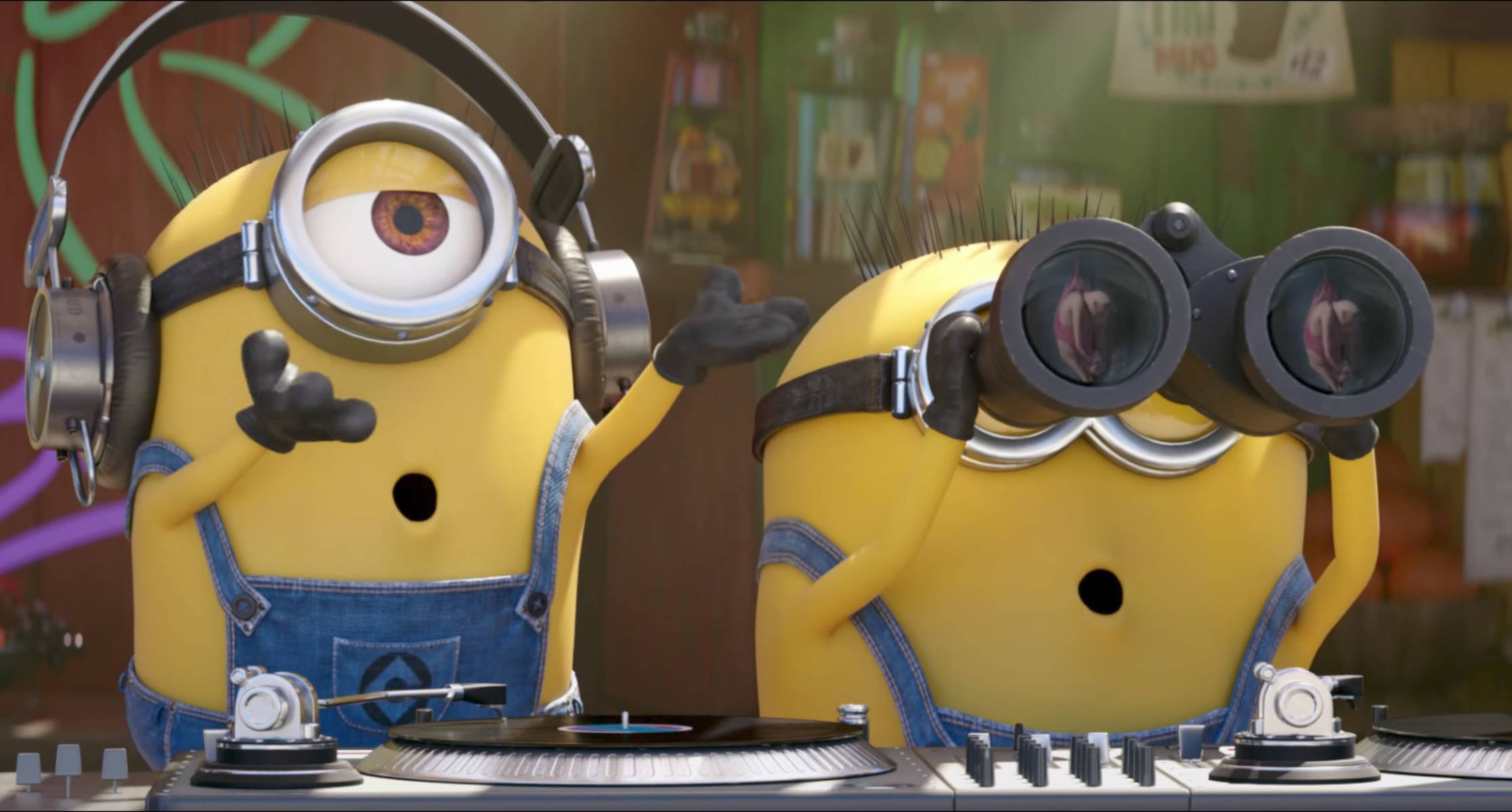 小黃人 桌布 壁紙 — 兩隻黃色、單眼、戴護目鏡的Minions在色彩繽紛、雜亂的房間裡，在唱盤設置前充滿活力地打碟。