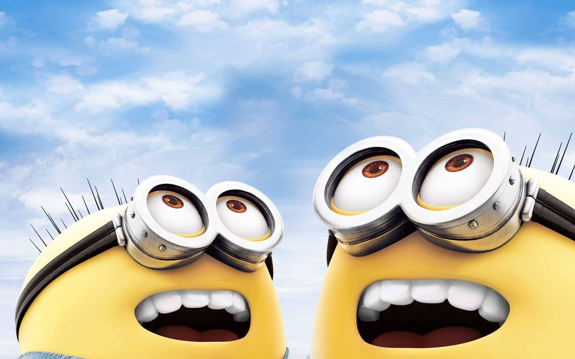 minions the rise of gru 桌布 壁紙 — 兩隻黃色小小兵戴著護目鏡和亂髮，對著有 fluffy 雲朵的明亮藍天大喊。