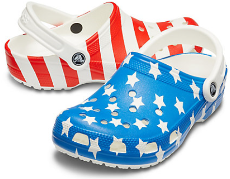 Crocs 桌布 壁紙 — 兩雙愛國Crocs木屐，一雙紅白條紋，一雙藍底白星，背景為純白色。