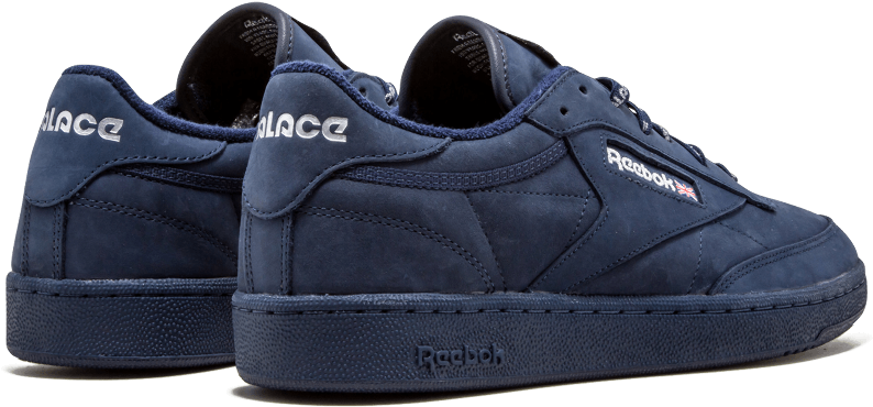 Reebok 桌布 壁紙 — 兩雙海軍藍色 Palace x Reebok 運動鞋在黑色背景下的攝影棚燈光中展示。