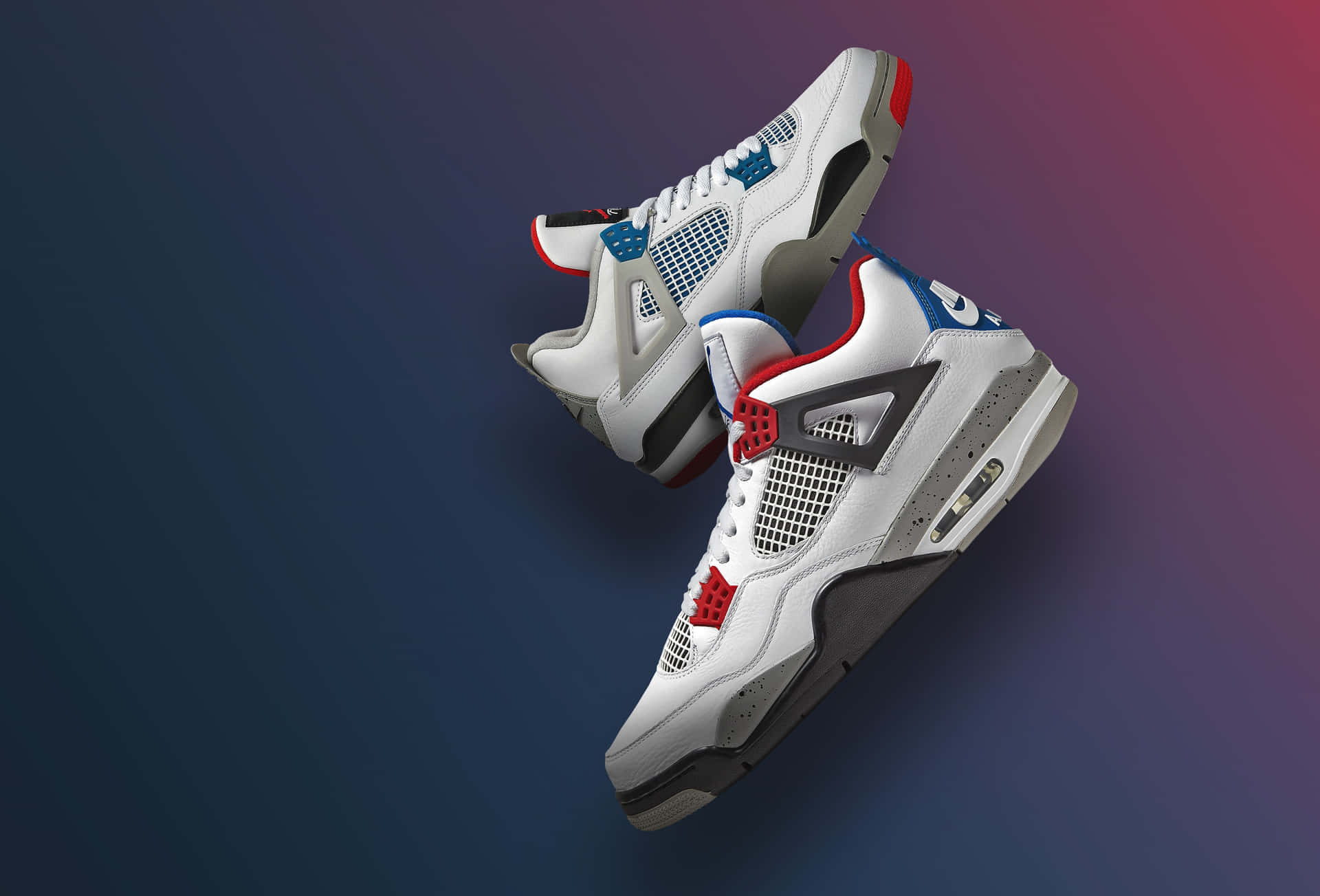 在漸變背景上漂浮的 Air Jordan 4 運動鞋，帶有紅色、藍色和白色點綴。 — Air Jordan 1 壁紙