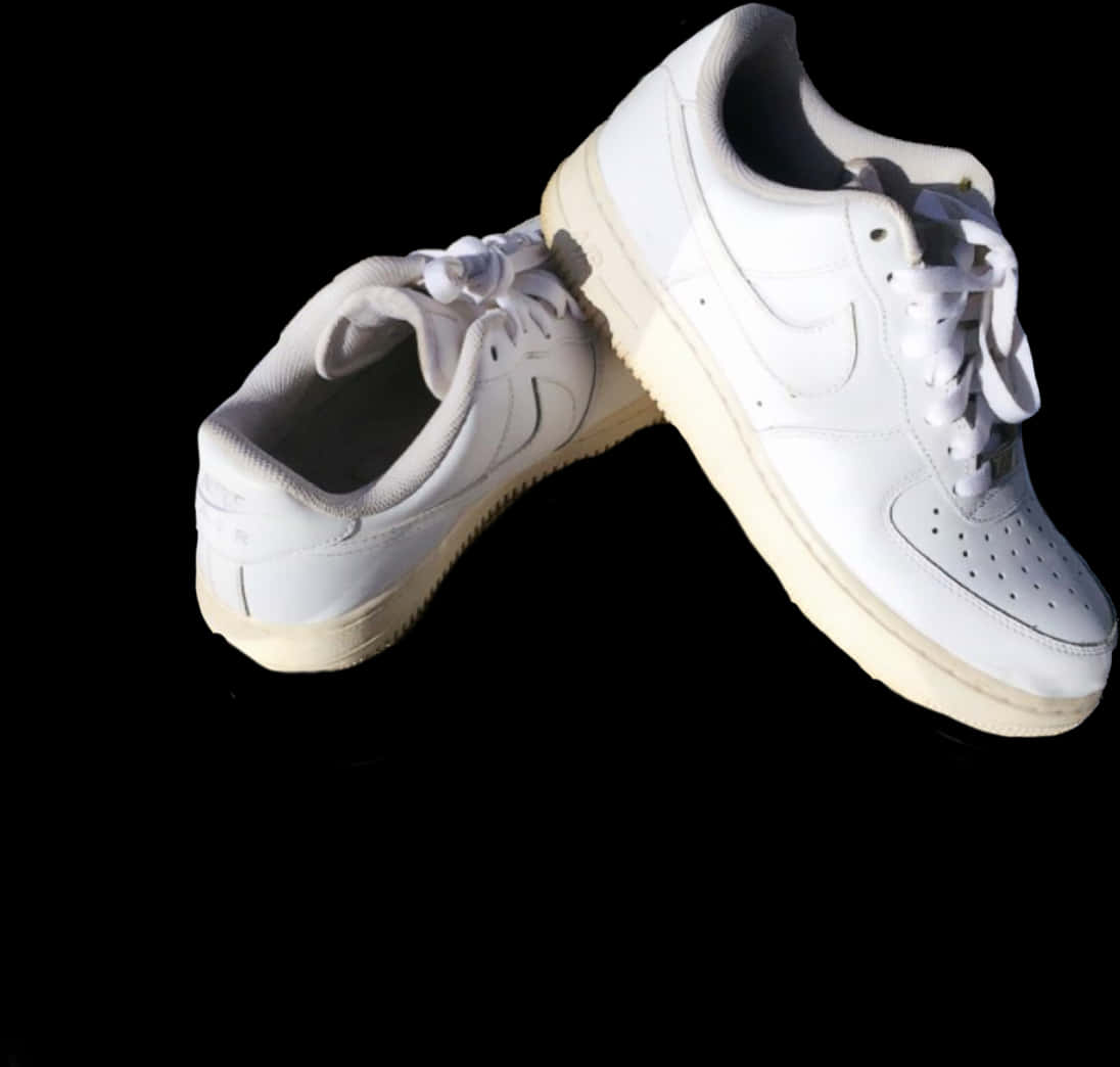 鞋子 桌布 壁紙 — 兩雙純白Nike Air Force 1運動鞋在強烈燈光下懸浮於純黑背景之上。