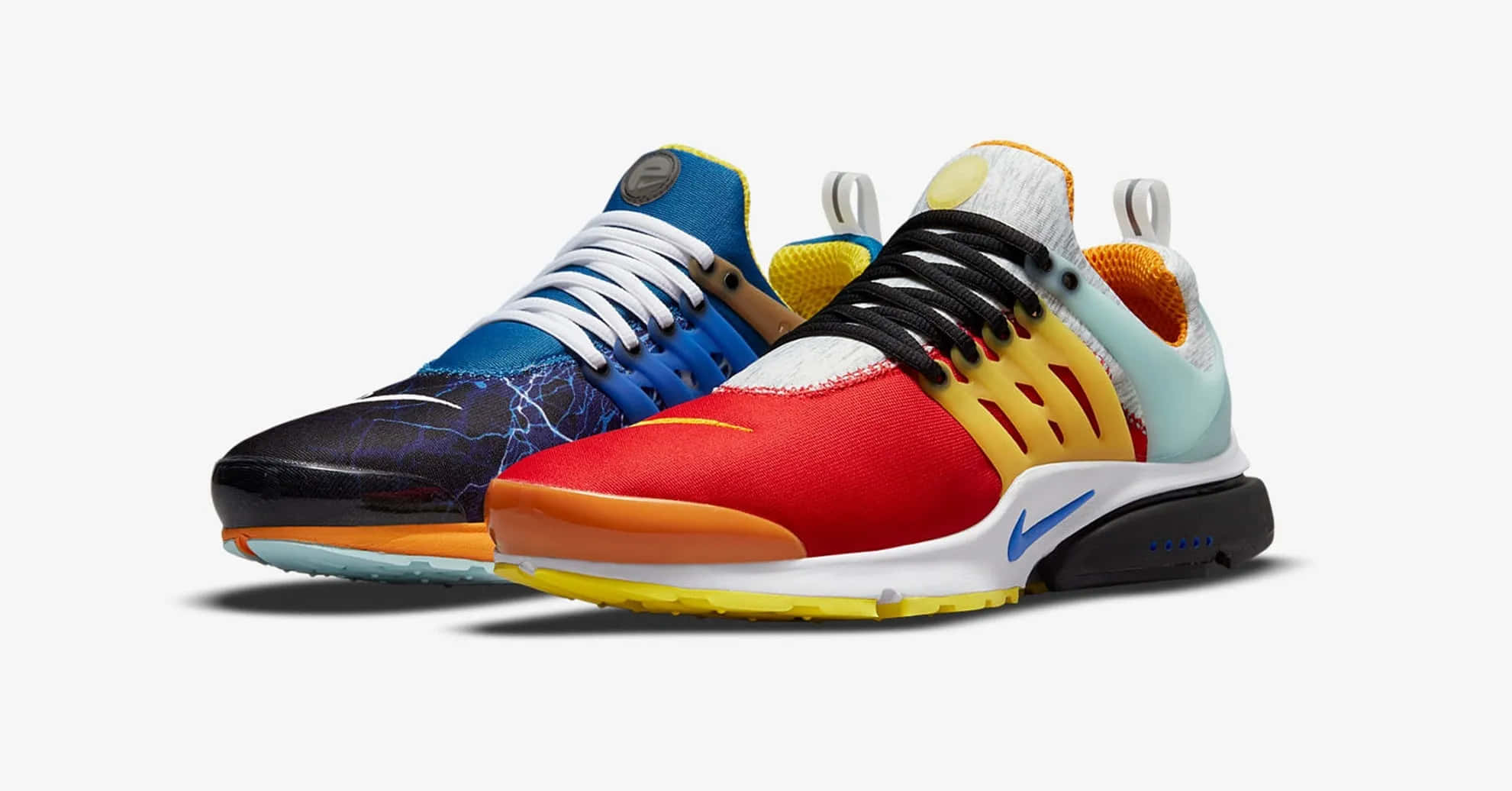 Nike 桌布 壁紙 — 兩雙色彩鮮豔的Nike運動鞋，帶有醒目的紅色、黃色、藍色和黑色點綴，展示在潔白的背景上。