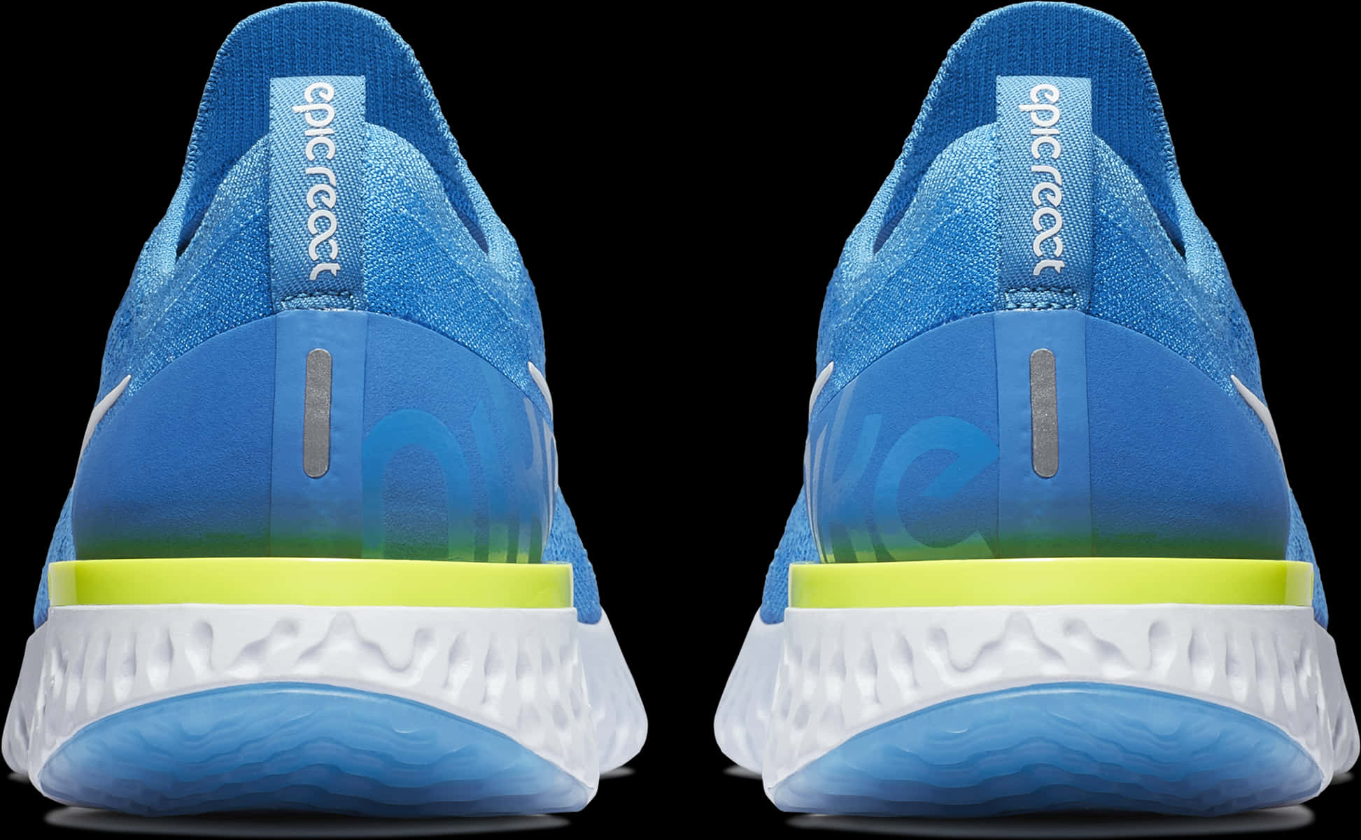 glow 桌布 壁紙 — 兩雙藍色Nike Epic React跑鞋從後面展示，背景為黑色，帶有亮黃色點綴。