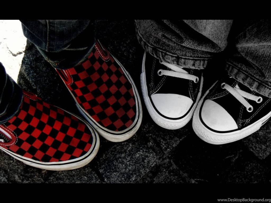 Vans 桌布 壁紙 — 兩雙運動鞋，一雙紅黑格紋，另一雙經典黑白，並排放在深色石鋪路面上。