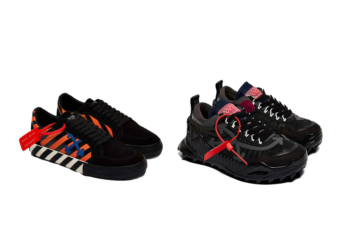 off white 桌布 壁紙 — 兩雙黑色Off-White運動鞋，帶有鮮明的紅色標籤和對比的橙色藍色點綴，展示在乾淨的白色背景上。