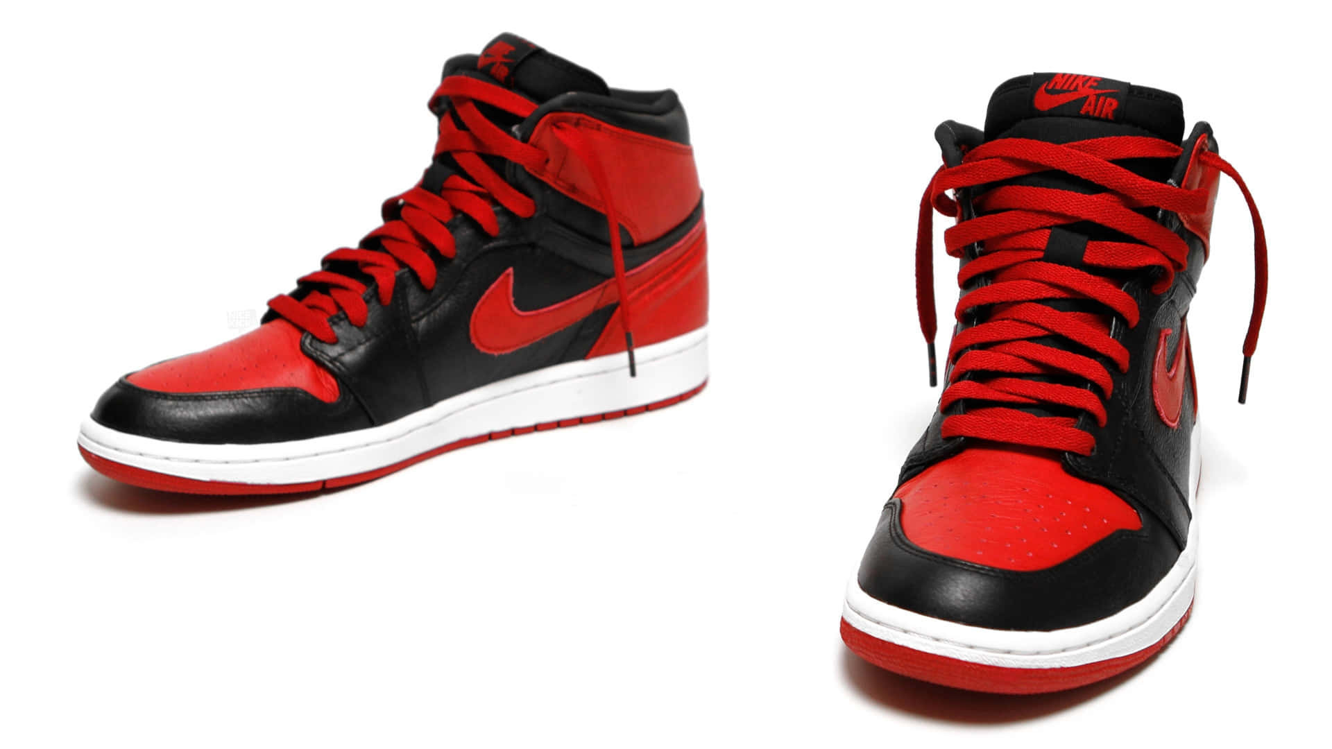 Air Jordan 1 桌布 壁紙 — 兩雙黑色和紅色的Nike Air Jordan 1高筒運動鞋，白色鞋底，展示在乾淨的白色背景上。