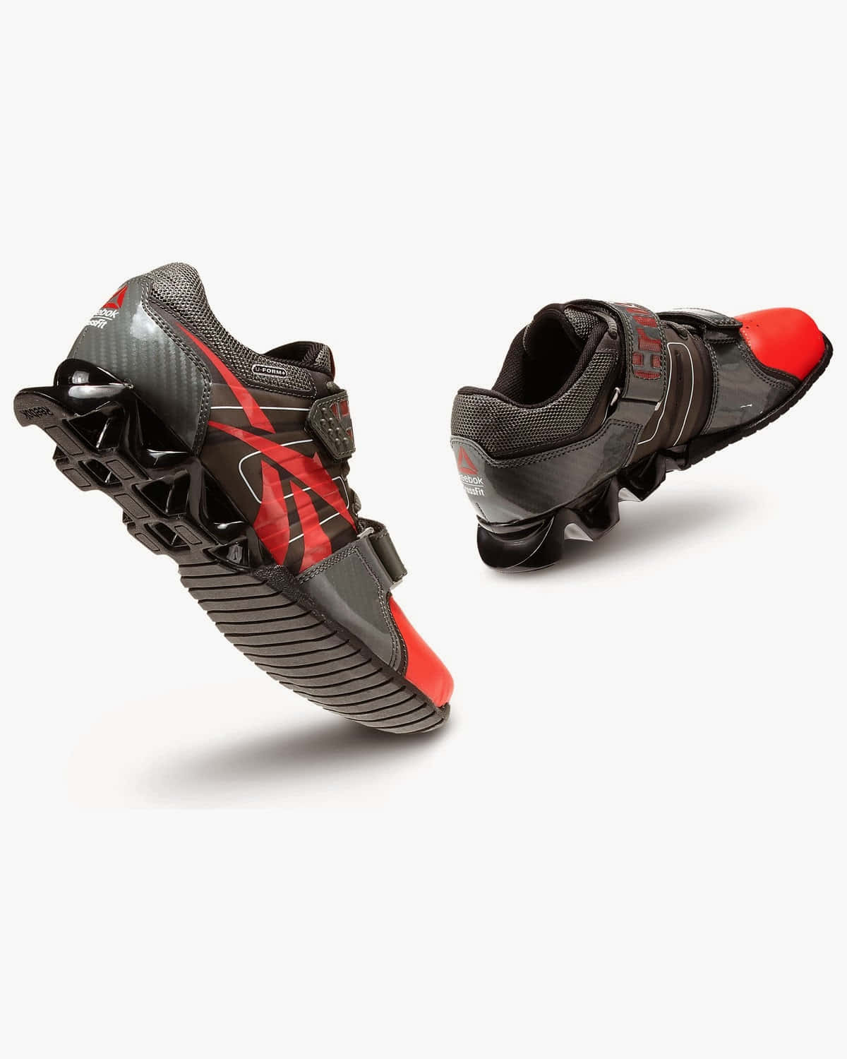 Reebok 桌布 壁紙 — 兩雙黑色和紅色的舉重鞋，帶有侵略性鞋底，漂浮在乾淨的白色背景上。