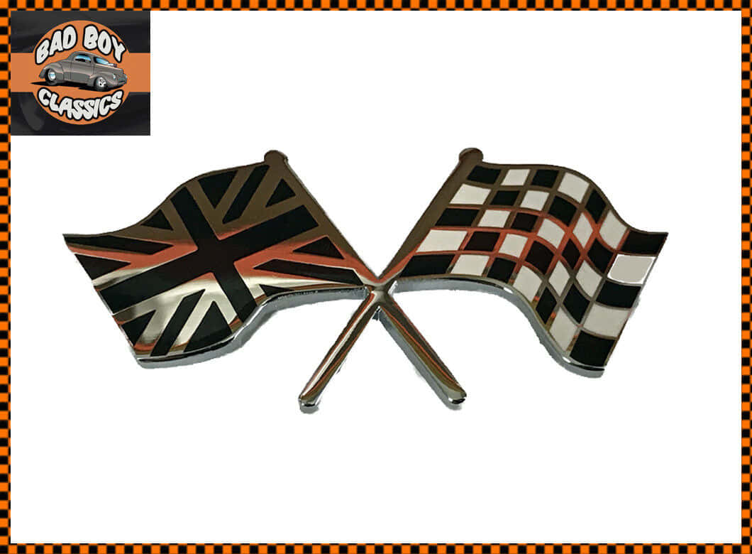 Chequered Flag 桌布 壁紙 — 兩面交叉的金屬旗幟，一面是英國國旗，另一面是格子賽車旗，在純白背景下閃閃發光。