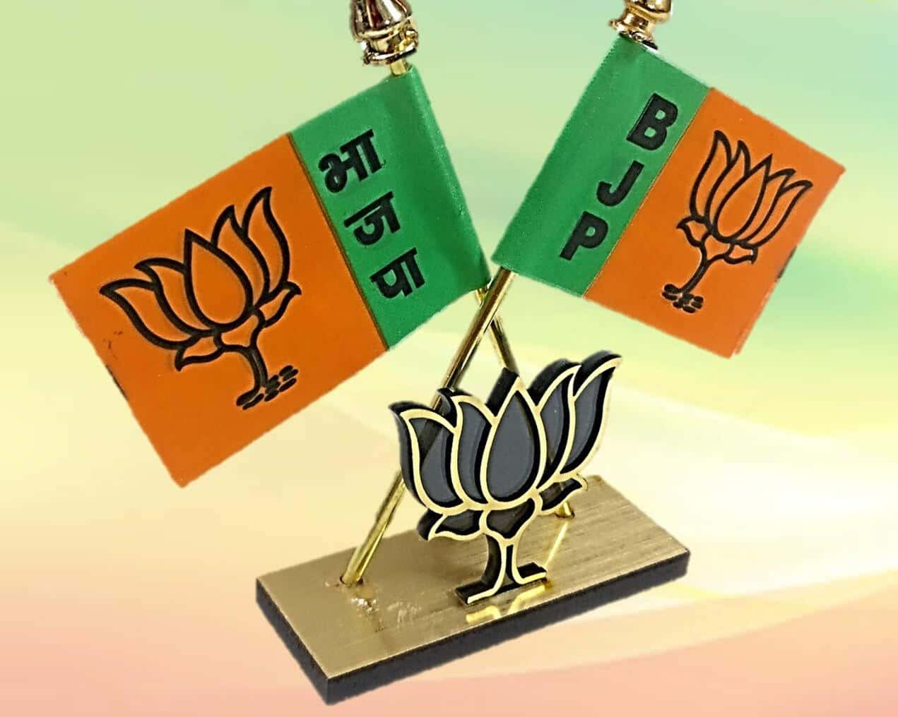 Bjp 桌布 壁紙 — 兩面帶有蓮花標誌和印地語文字的BJP黨旗交叉立在金色蓮花底座上，背景為柔和漸變色。