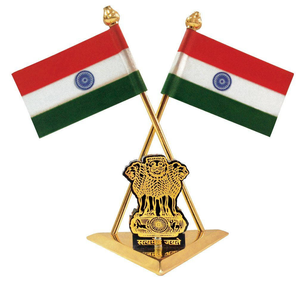 Indian 桌布 壁紙 — 兩面微型印度國旗在白色背景的基座上交叉於金色阿育王法輪標誌之上。