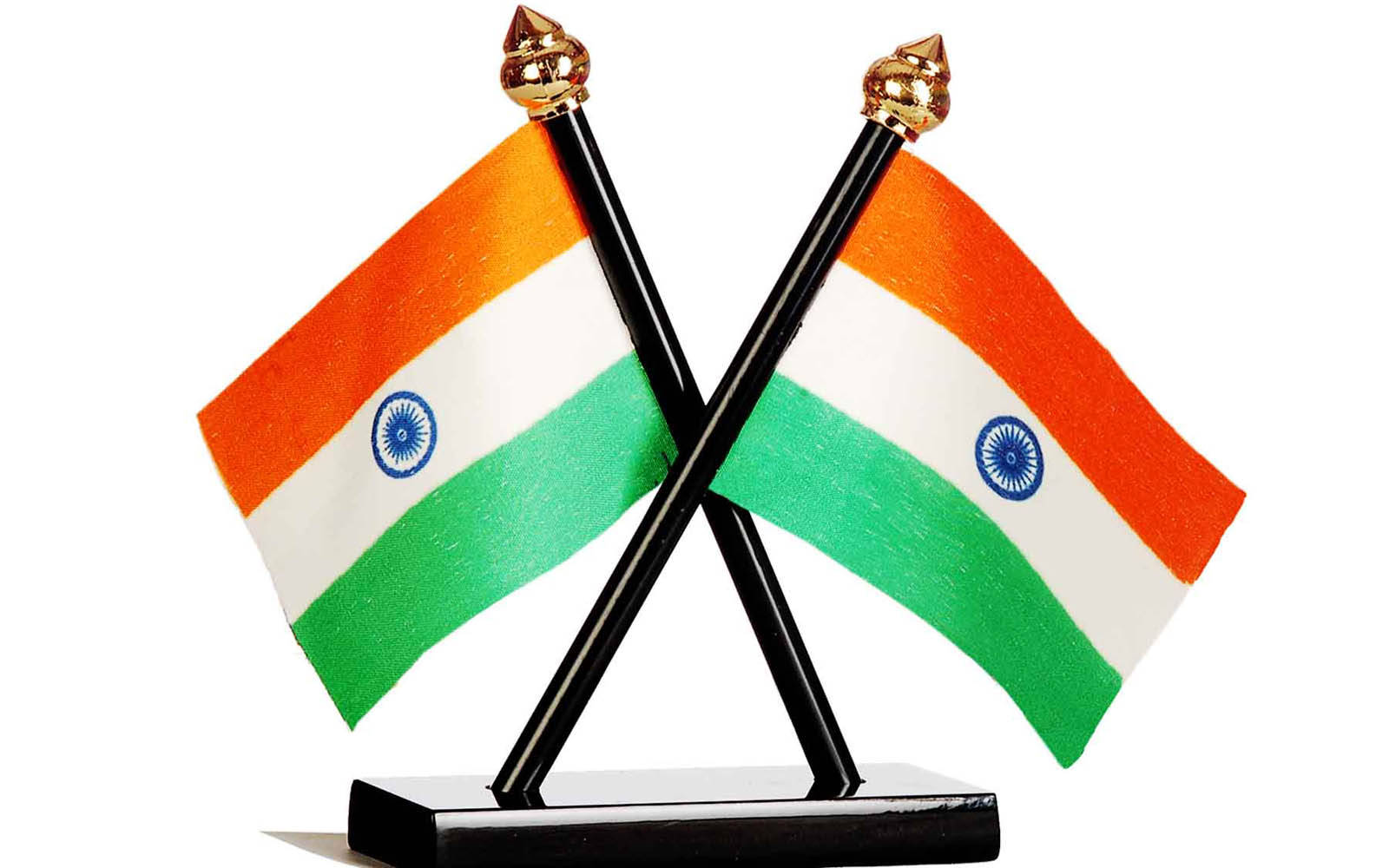 Indian 桌布 壁紙 — 兩面微型印度國旗在黑色支架上交叉，背景為純白色。