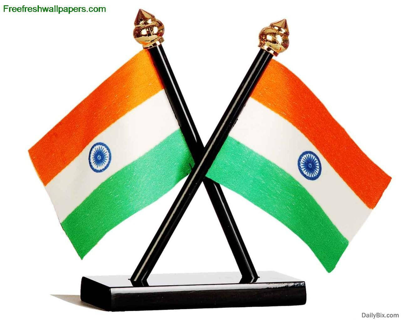 India 桌布 壁紙 — 兩面迷你印度國旗，帶有橙色、白色和綠色條紋以及藍色阿育王法輪十字，位於黑色旗桿上，背景為白色。