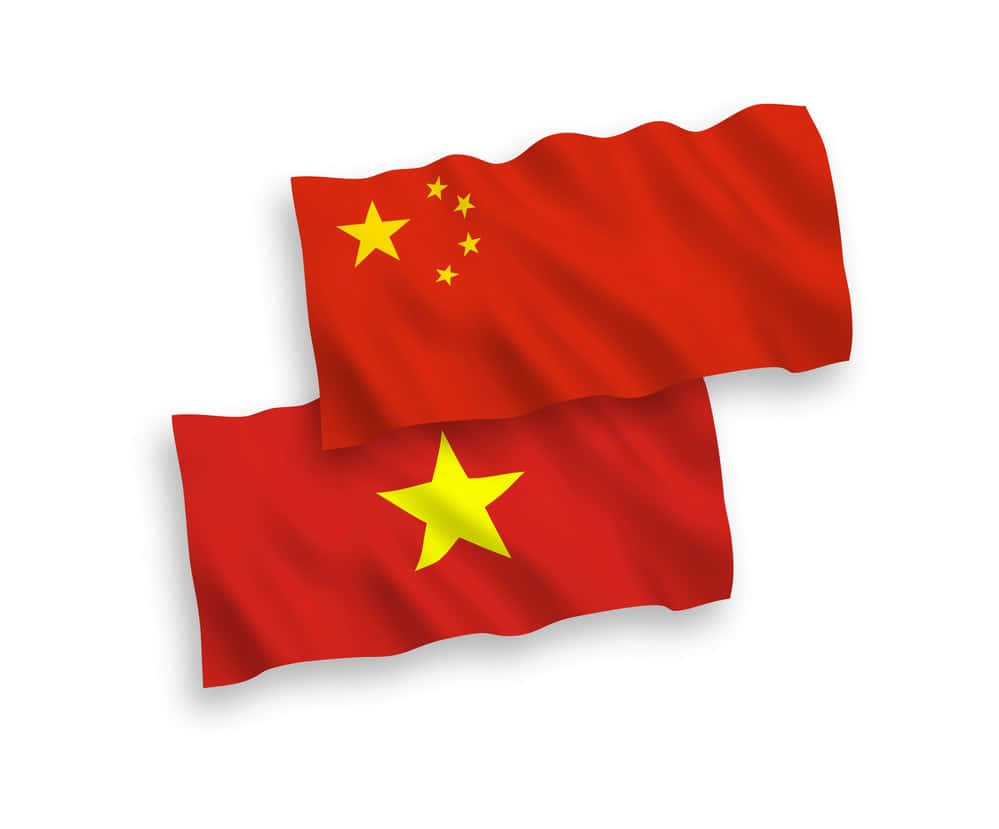 越南 桌布 壁紙 — 兩面飄揚的紅色國旗帶有黃色星星，在乾淨的白色背景上飄動。