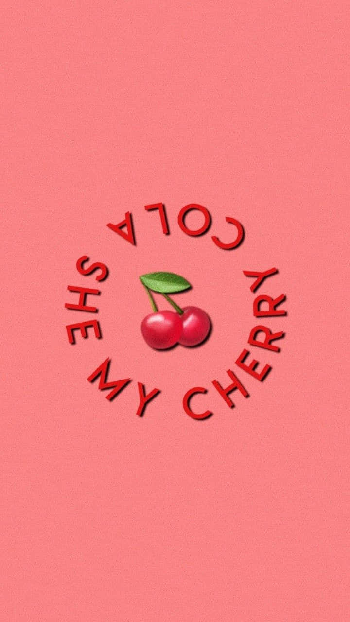 Cherry Aesthetic 桌布 壁紙 — 兩顆光澤的紅色櫻桃配綠葉，居中於粗體紅色文字「SHE'S MY CHERRY」，背景為柔和粉紅色。