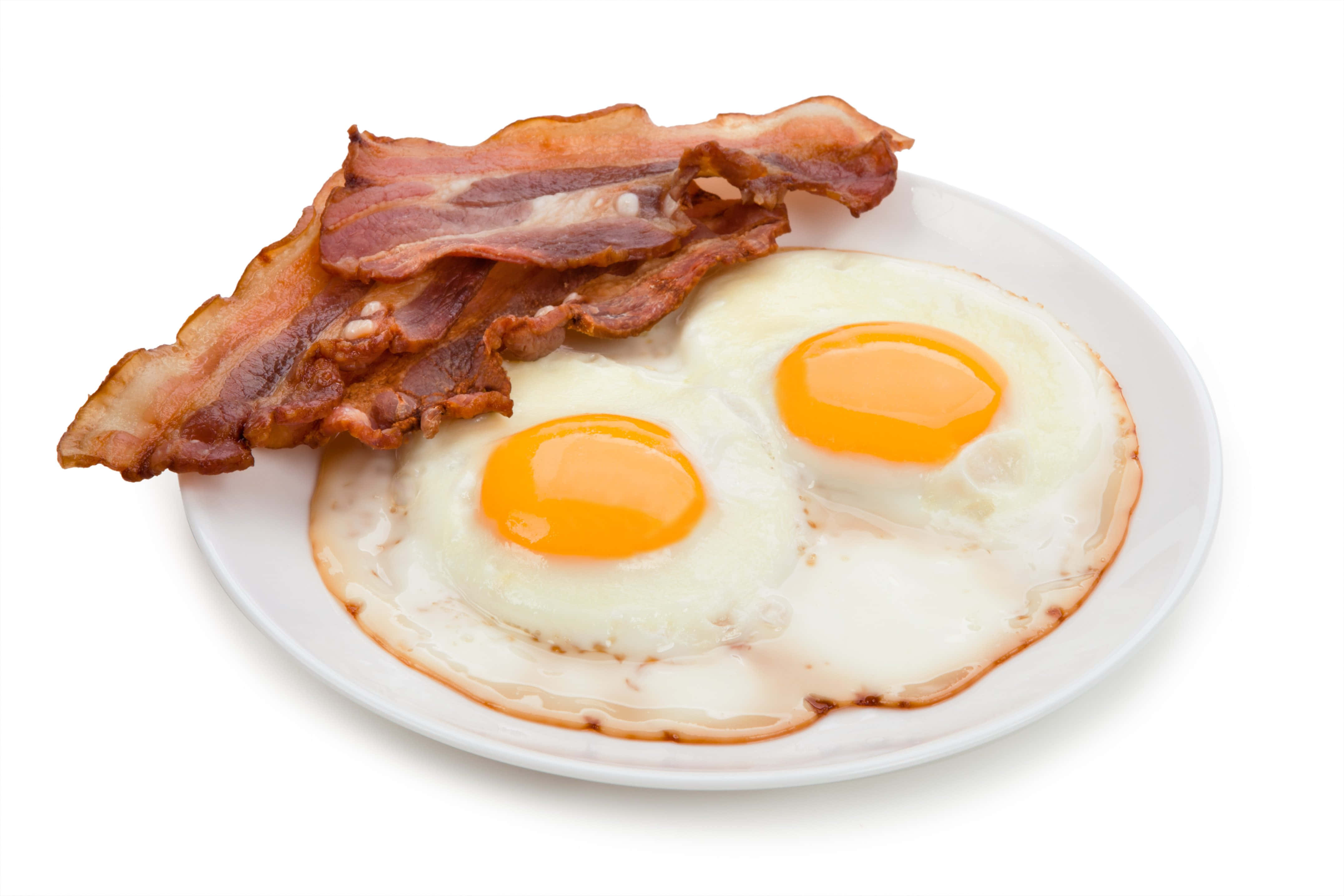bacon 桌布 壁紙 — 兩顆太陽蛋搭配酥脆培根，放在白色盤子上，以純白背景襯托。