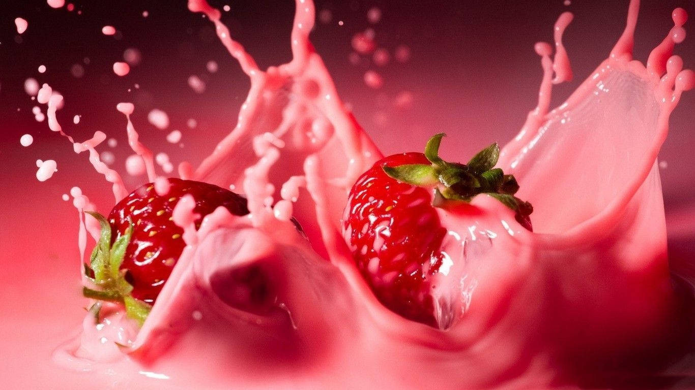 Strawberry Aesthetic 桌布 壁紙 — 兩顆成熟的草莓衝破鮮豔的粉紅色液體飛濺，背景為深色漸變。
