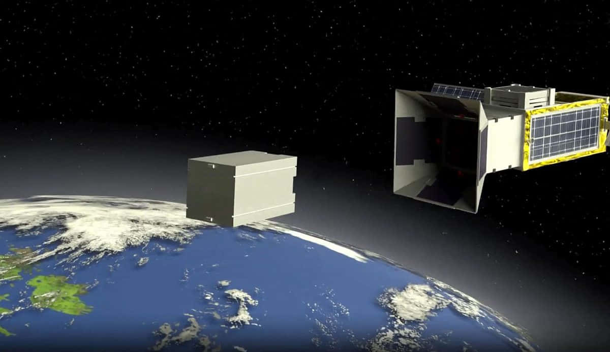 Space Debris 桌布 壁紙 — 兩顆衛星在繁星點點的黑色天空中繞地球運行，下方是藍色海洋和綠色陸地。